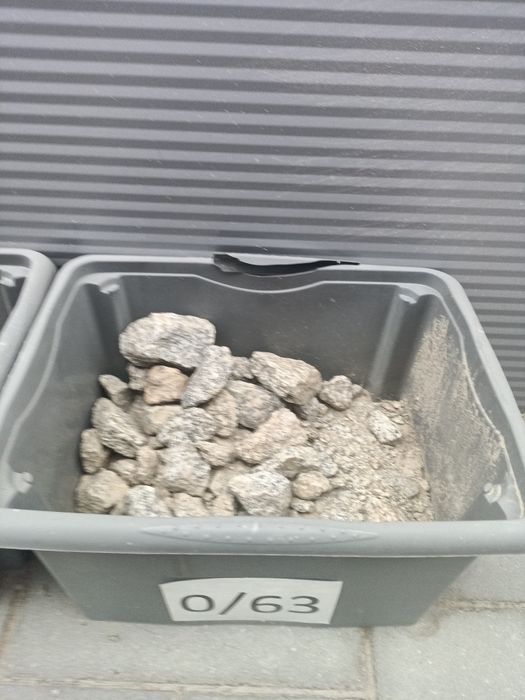 ziemia czarnoziem przesiewany gruz granit kora