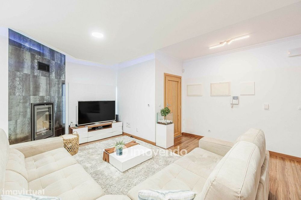 Moradia T3 com garagem, num condomínio com piscina, em Bucelas