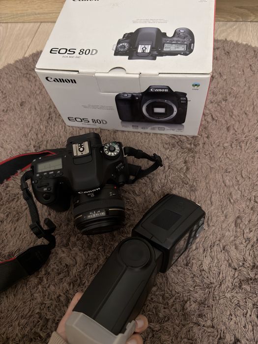 Продам фотоапарат canon 80d з обєктивом та спалахом.