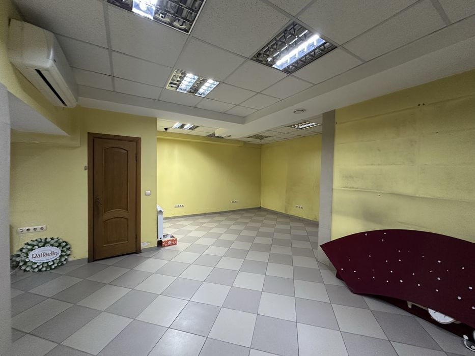 Продам в центрі приміщення 81м2