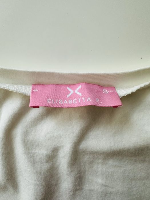 Biała bluzka ze złotym językiem