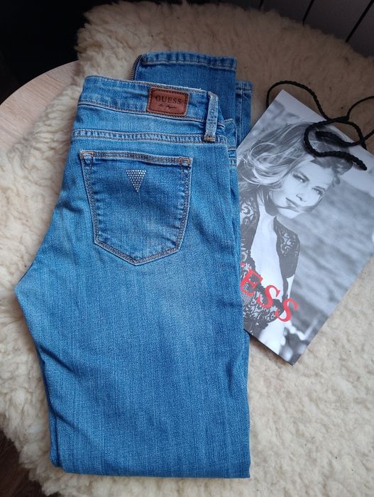 Джинсы Guess  Skinny с разрезами во внутрь хит 2026