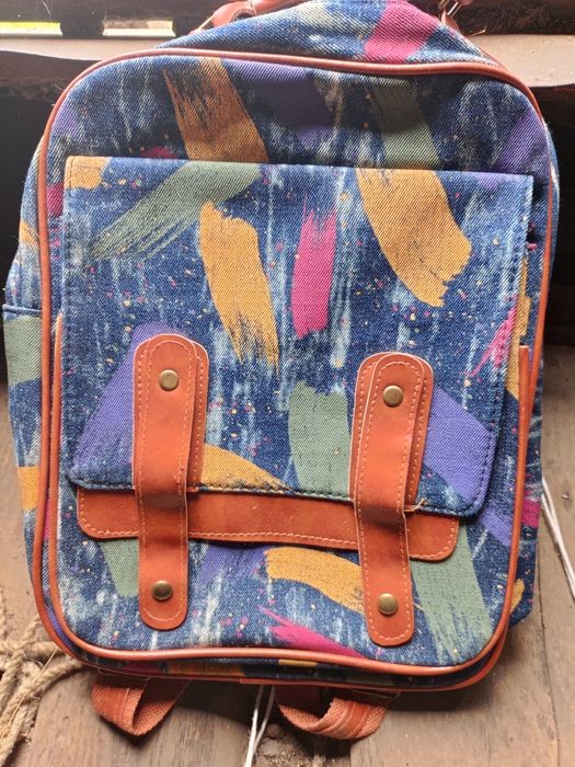 Продам гарний кольоровий рюкзачок.