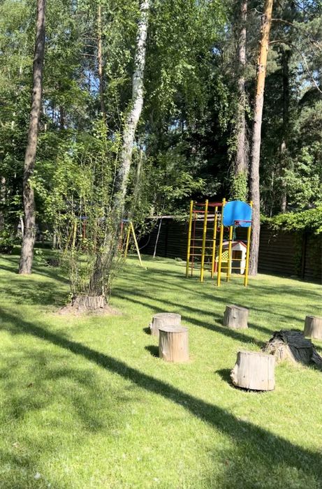 Будинок з теплим басейном в лісі