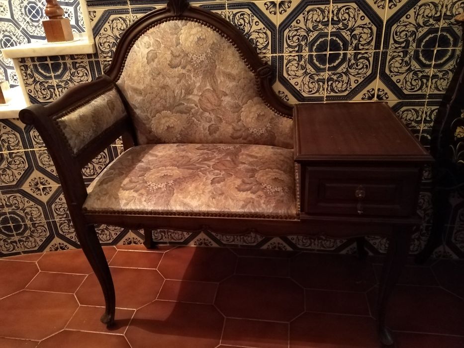 Namoradeira ou Mesa de Telefone em Mogno