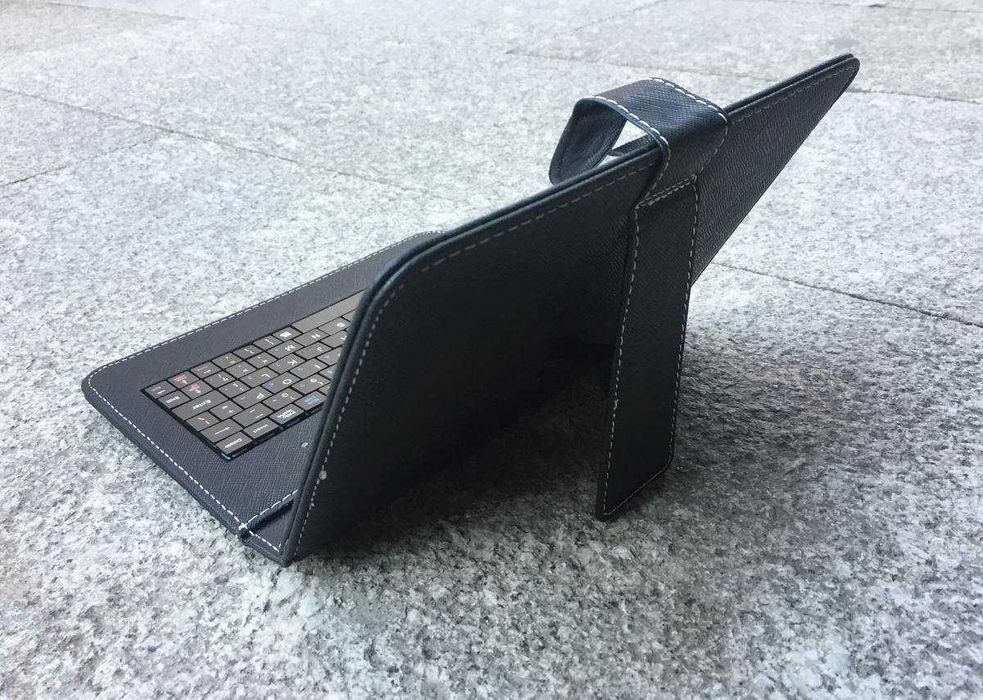 Capa universal com teclado para Tablet - Ajustável - Para tablets de 7" a 9" (Polegadas)505635004734525442