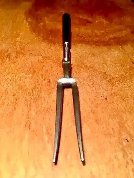 GARFO de TRINCHAR - muito antigo - em aço maciço - 27 cm/s