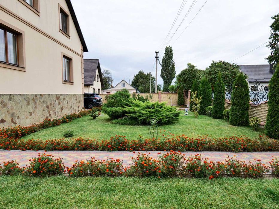 Просторе домоволодіння в передмісті, поблизу лісу!