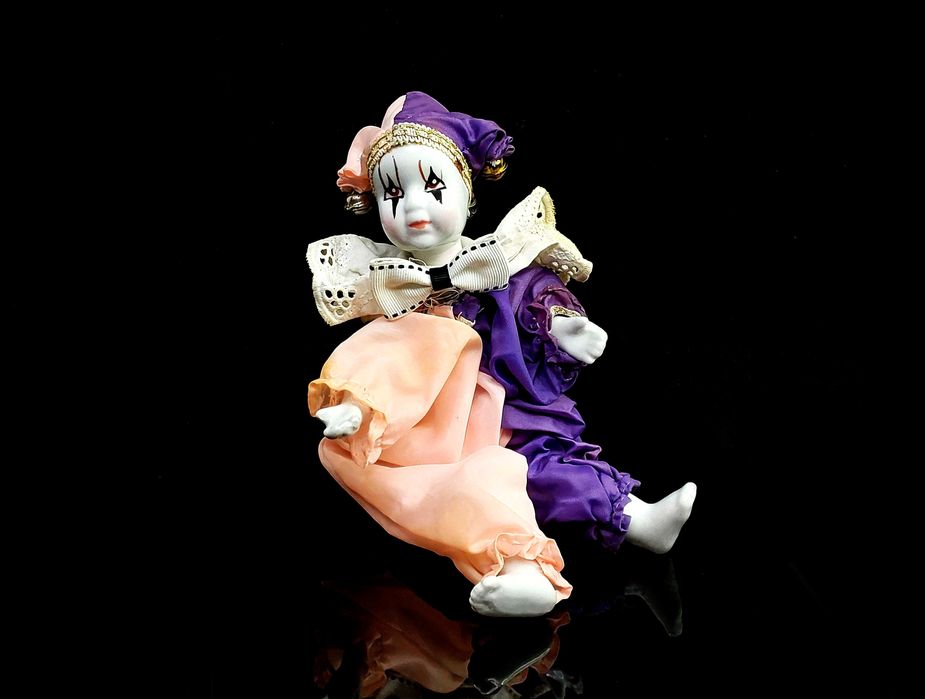 Фарфоровая кукла арлекин