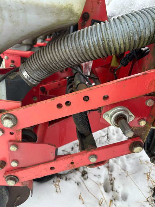 Продається сівалка пневматична Massey Ferguson 555 6