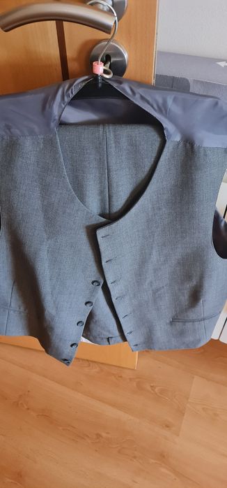 Vendo fato completo de cor cinzenta