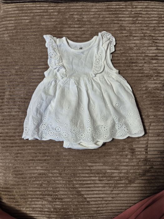 Biała sukienka body 62 H&M koronka