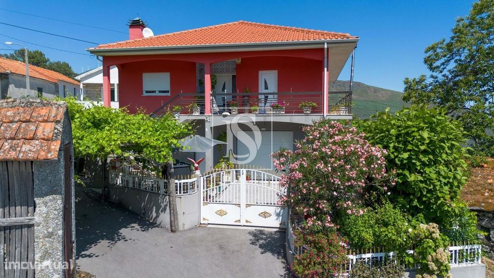 Moradia T4, em Teixeira - Baião