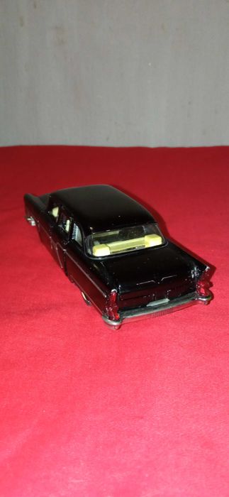 модель   авто   Чайка  Газ  - 13   масштаб   1 : 43   СССР
