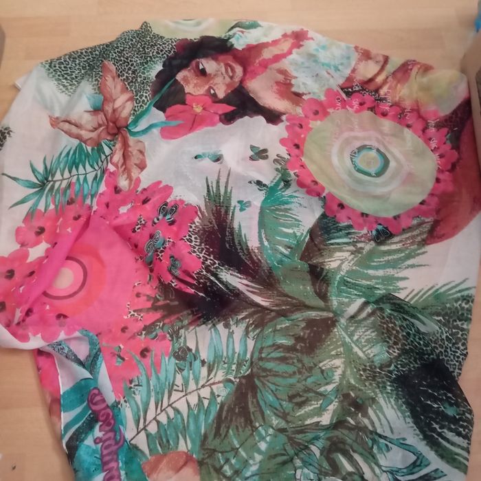 Szale marki Desigual