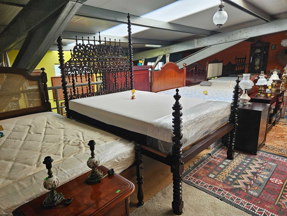 Lindíssima cama antiga de bilros, com estrado e colchão - óptimo estado geral