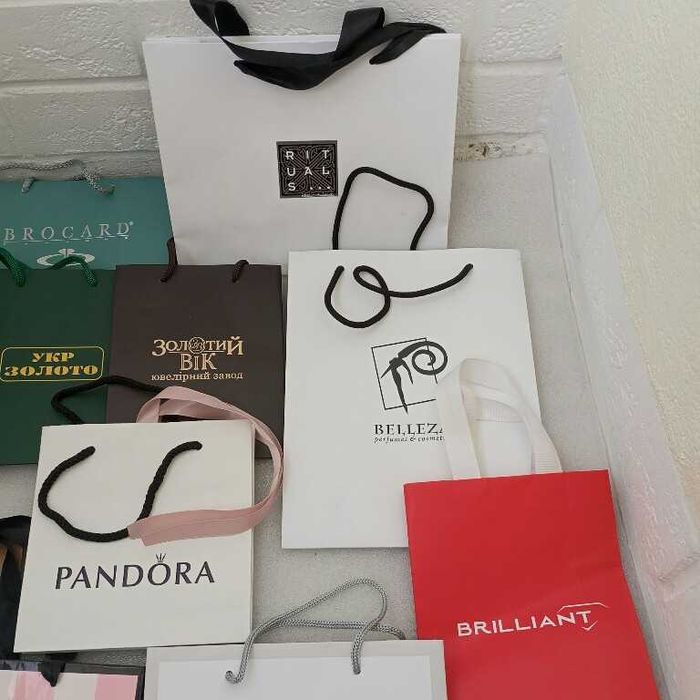 Цена за 16 штучек!! Подарочные пакеты б/у .