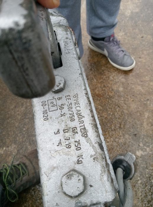 Atrelado de veículo, com taipais laterais, muito bom estado.