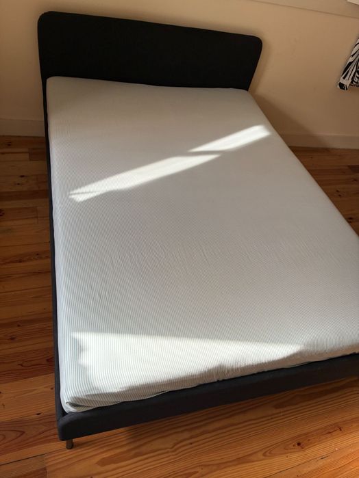 Cama de casal + colchão.