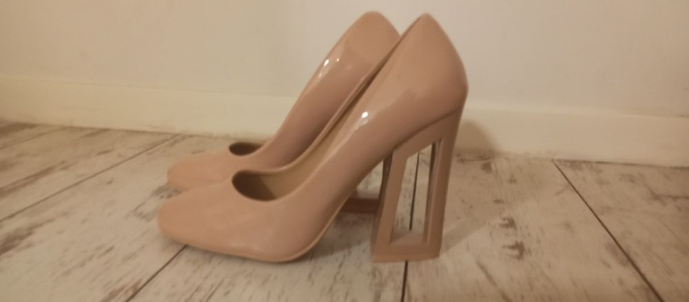 Beżowe buty na obcasie/słupku