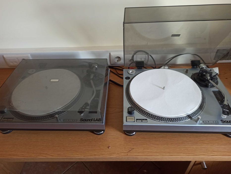 Material dj , gira discos e mesa de mistura