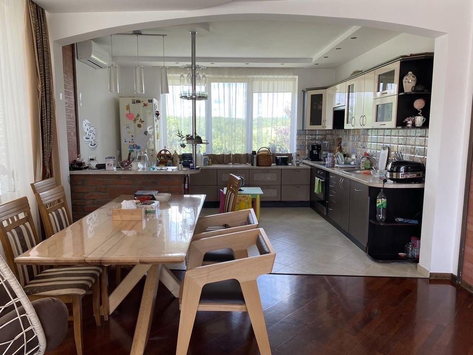 Продається просторий двоповерховий будинок у селі Ярок — ідеальне поєд