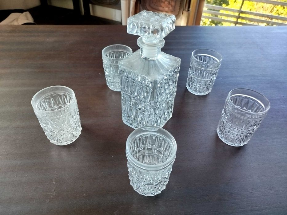 Conjunto de 5 copos e garrafa para whisky