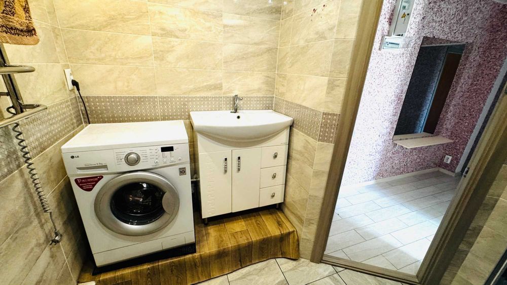 Продам трикімнатну квартиру на Зарічному, вулиця Десантна.