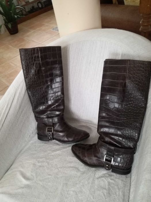 Botas cano alto até ao joelho salto raso em pele cobra castanho