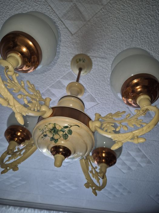 Żyrandol  z czasów PRL