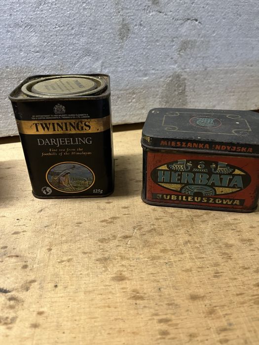 Stare opakowania puszki po herbacie metalowe