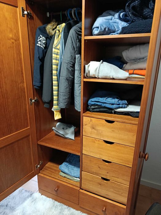 Roupeiro e cama de solteiro em madeira