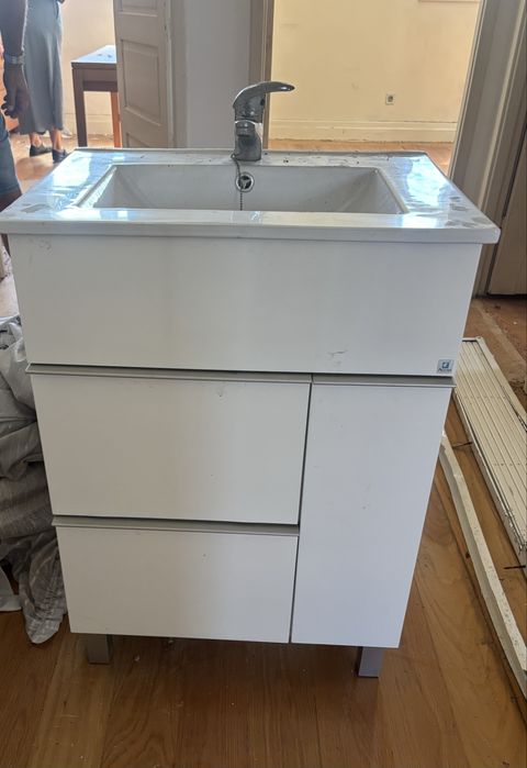 Móvel de casa de banho branco com lavatório