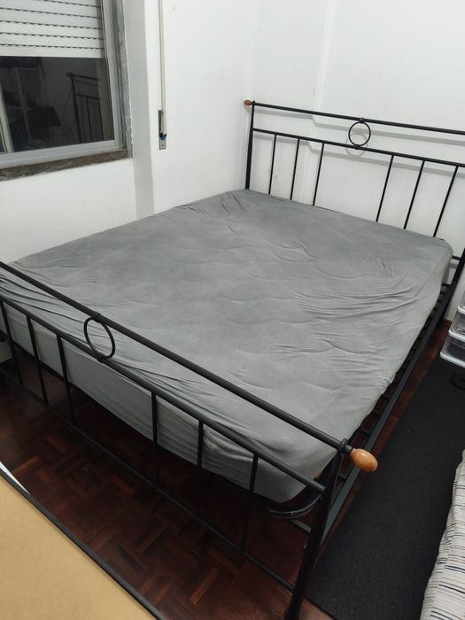 Cama com colchão usado