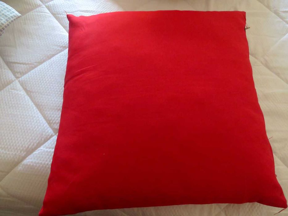 4 almofadas vermelhas