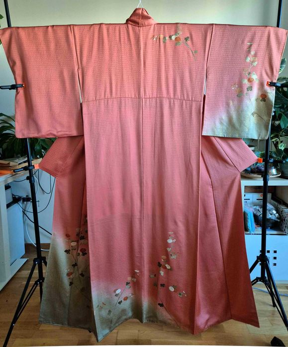 Różowe brzoskwiniowe w złote wzory Kimono tsukesage rinzu kinko chryzantemy jedwabne z Japonii