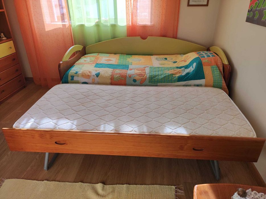Cama dupla para quarto de criança em pinho maciço mel