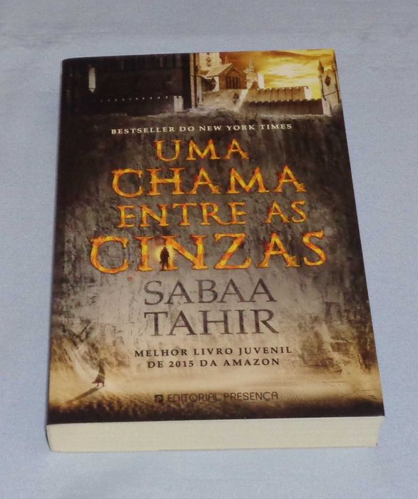 Uma Chama Entre as Cinzas de Sabaa Tahir (NOVO)