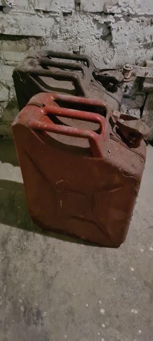 Kanistry  metalowe,  20 L. różne