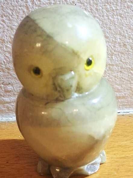 Mocho decorativo em alabastro branco esverdeado