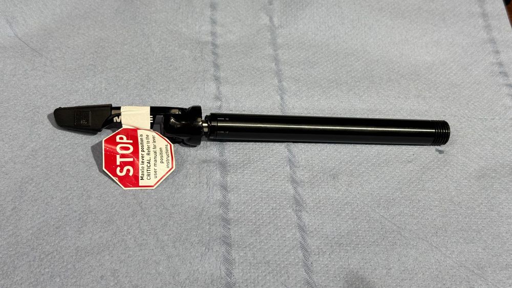 Oś !5 mm Maxie Rock Shox Sid.