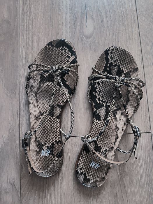 Buty klapki sandały wężowe h&m