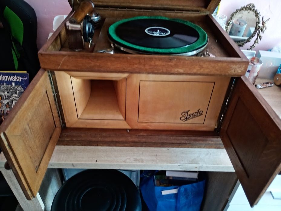 Stary gramofon na korbę