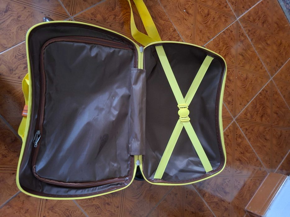 Vende-se 2 malas de criança - trolley de bananas - usadas 1 vez