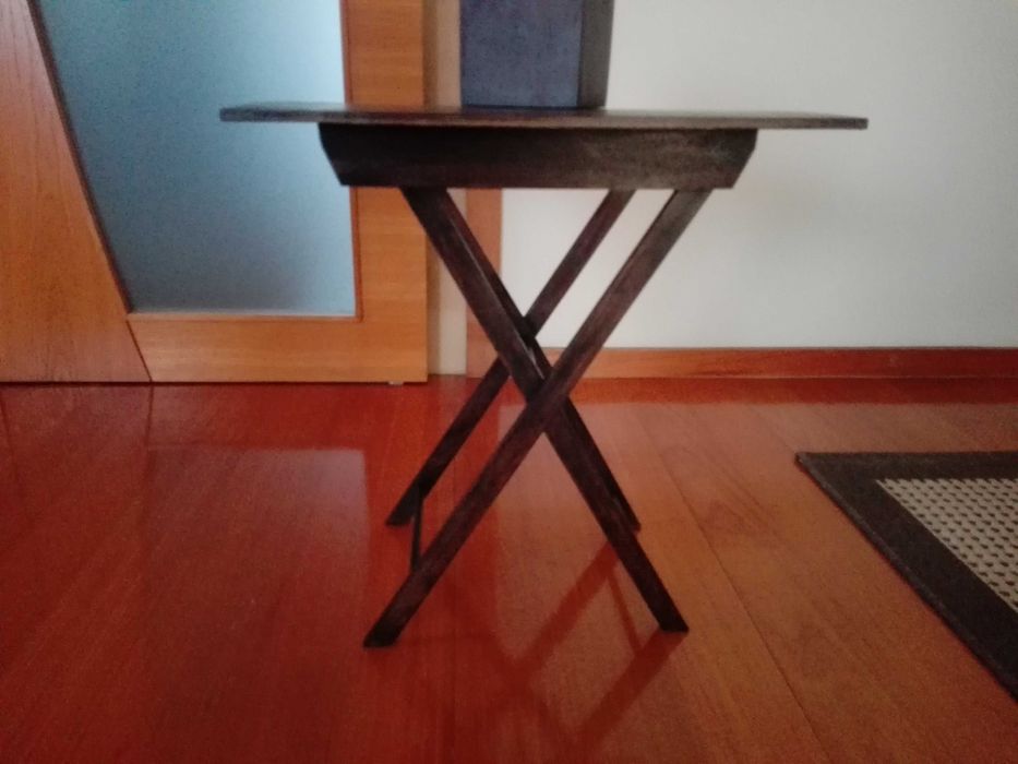 Cadeiras, porta revistas, tabuleiros, mesa de chá...