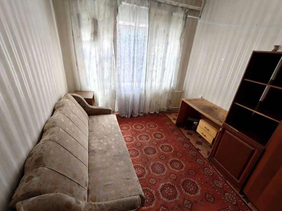 : Кімната в гуртожитку у зручному районі міста – готова до заселення.
