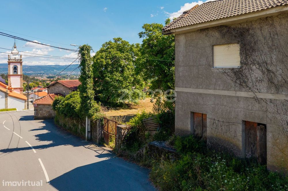 Terreno Urbanizável com Moradia em Barbudo, Vila Verde!