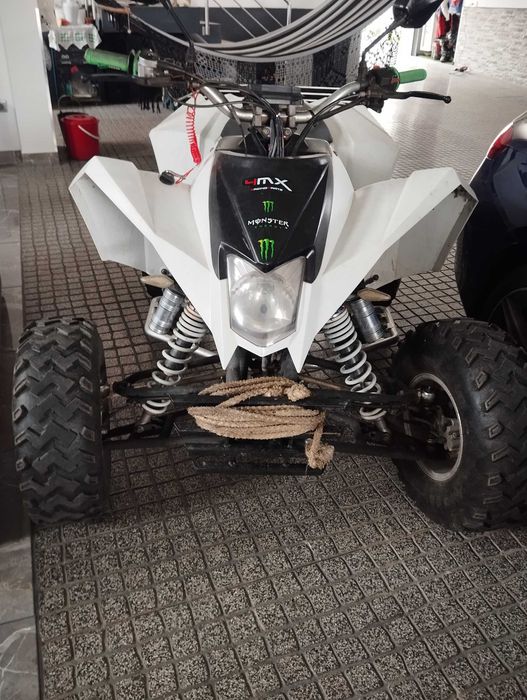 Moto 4 branca. Em bom estado