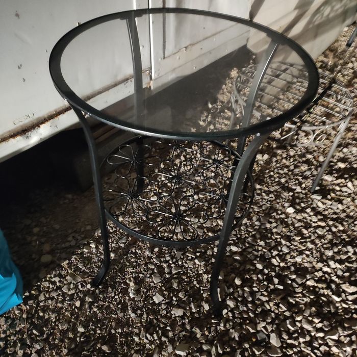 Mesa e banco de ferro
