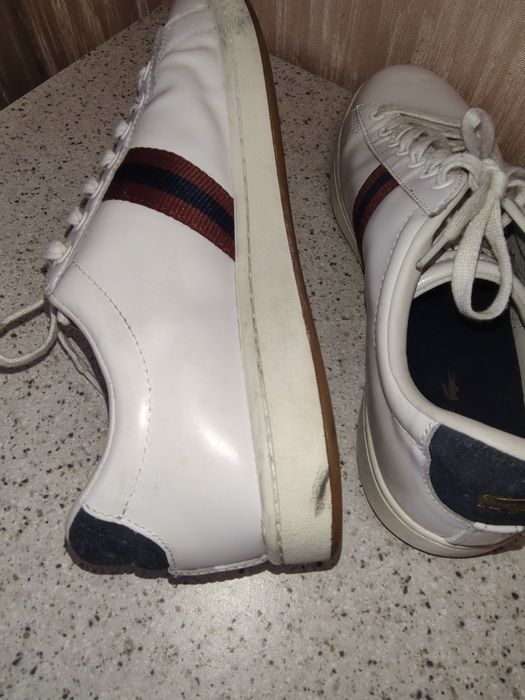 Шкіряні кеди , кросівки Lacoste Carnaby Evo з фірмовою червоно-синьою смужкою збоку.